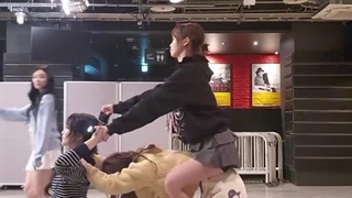 پس طبق نظرسنجی آهنگ number one girl رزی رو در اولین فرصت کاور میکنم :)