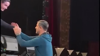 تشویق مداوم تماشاگران برای حضور کریم باقری در کنسرت محسن یگانه