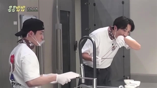 پارت اول قسمت دوم برنامه جدید "Cafeteria Operation 2025 - عملیات کافه تریا" با حضور دی او و لی کوانگسو و زیرنویس فارسی چسبیده