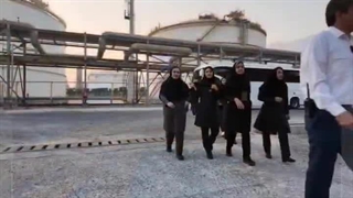 جمعی از فرهنگیان شهرک پردیس جم با حضور در مجتمع پتروشیمی پردیس از بخش‌های مختلف این مجموعه صنعتی بازدید کردند.