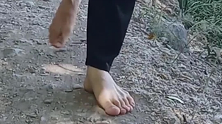 چالش پابرهنه راه رفتن تو طبیعت