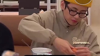 تهیونگ رو باید یه لقمه کرد...فقط پیژامه شو