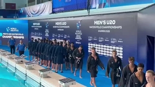 ادای احترام تیم ملی واترپلوی جوانان به سرود ملی و پرچم جمهوری اسلامی ایران