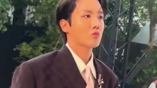 جیهوپ (BTS) در فشن‌شو لویی ویتون همراه با جکسون (GOT7) - Louis Vuitton