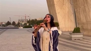 اجرای خیابانی قطعه «ایران» با پن‌فلوت توسط فریبا صرافین