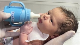 بامزه‌ترین نوزاد کوچولوی طبیعی در بخش مراقبت‌های ویژه نوزادان