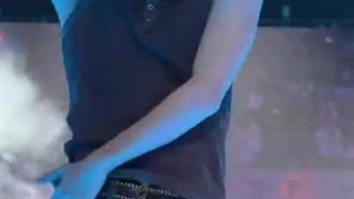 این پسر بشدت جذابی که میبینید بک‌آپ‌دنسر توایس که حسابییی وایرال شده به‌خاطر ظاهر و ویژوالش>>>>