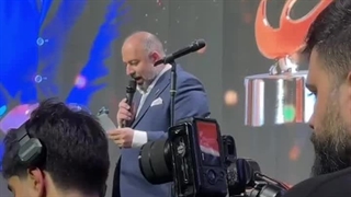 علی اوجی جایزه بهترین برنامه ترکیبی را در جشن حافظ به رامبد جوان اعطا کرد