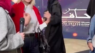 استایل کت روی شانه یا Coat Slinging ساقی حاجی پور در جشن حافظ