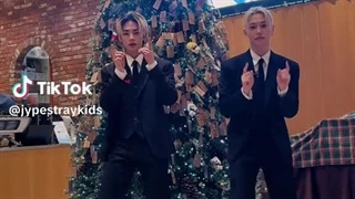 چالش هیونجین و فیلیکس با آهنگ Last Christmas از Ariana Grande (کپ بی زحمت :>)