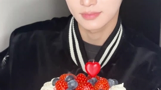 تولد آنشین شیرینمون مبارک!!!(حتما بخش هایی از لایو رو براتون قرار میدم♡)