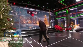 لحظه برخورد شکیل او‌نیل به دکور برنامه Inside the NBA