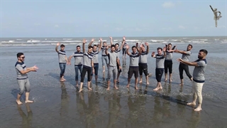 رقص آذربایجانی دیدنی داخل دریای خزر در سواحل گیلان