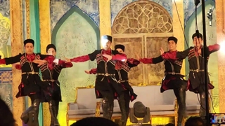 رقص آذری در پارک آب و آتش با اجرای پرافتخارترین گروه رقص آذربایجانی