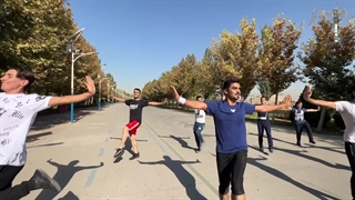 رقص آذربایجانی گروهی در پارک ولایت تهران قبل از استارت دو