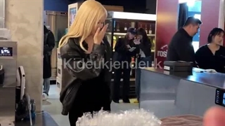 منتشر شده از رزی که در کافه‌ای در سئول با حضور طرفدارها تولدش رو جشن گرفته