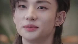 واکنش فلیکس وقتی گفتن هیونجین باید با لباس باله به مردم بغل رایگان بده XD ♡