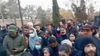 فیلم تشییع پیکر رضا رویگری در قطعه هنرمندان بهشت زهرا - فقط این چند بازیگر آمده بودند