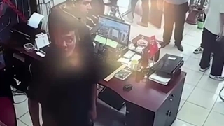 لحظه حمله‌ور شدن الهه و شهربانو منصوریان به دفتر ریاست فدراسیون ووشو