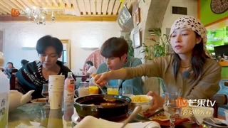 [کلیپ‌های اضافی] ویکتوریا سونگ، لیو یه و تیان جیاروی درباره رشته فرنگی برنج صحبت می‌کند بازیگران «دیواس ها دل به جاده می‌زنند۶