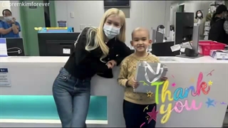 این ویدیو از رزی وایرال شده که اون از بازدید های خیریه استفاده می‌کرده:کپشن